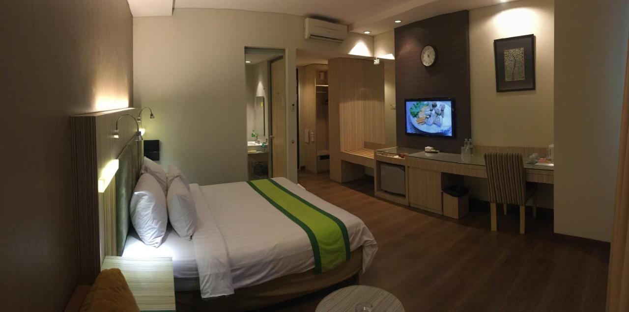 Hotel Wisata Niaga Пурвокерто Экстерьер фото