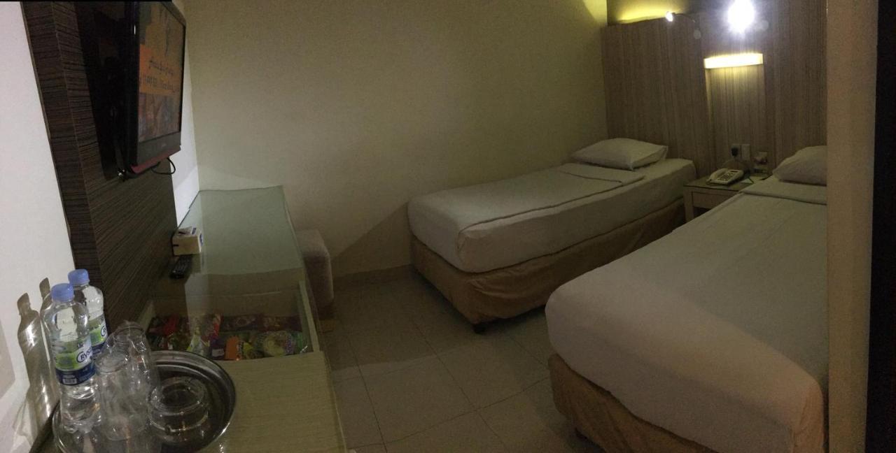 Hotel Wisata Niaga Пурвокерто Экстерьер фото